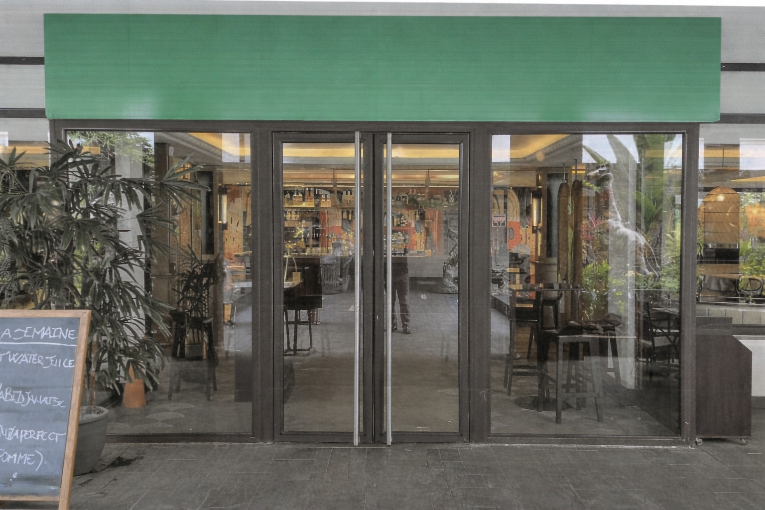 Abidjan café façade