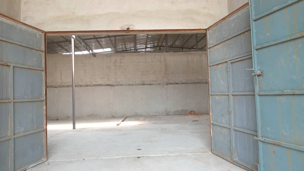 lusieurs entrepôts bâtis sur une superficie total 1800 m2 situés à Grand Bassam — (photo 1)