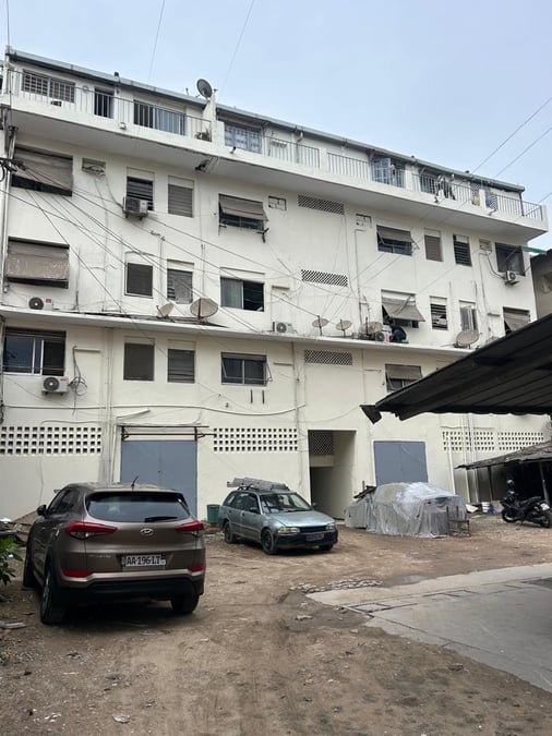 Immeuble R+4 bâti sur 737 m2 à vendre situé en zone 2 — Centre (Treichville), Treichville (photo 1)
