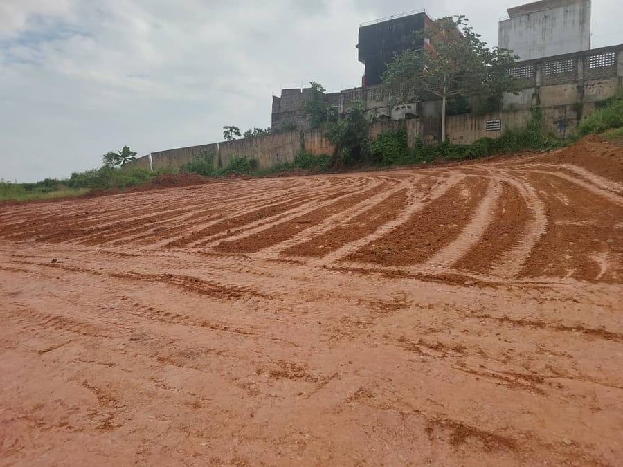Terrain disponible à la vente à Bingerville — (photo 1)