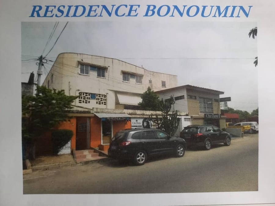 Immeuble à vendre à Abidjan — (photo 1)