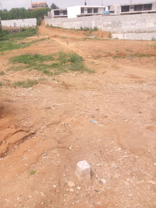 Terrain à vendre à Abidjan — (photo 1)