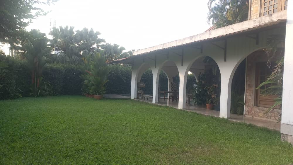 Villa Triplex à vendre à Abidjan — Angré, Cocody (photo 1)