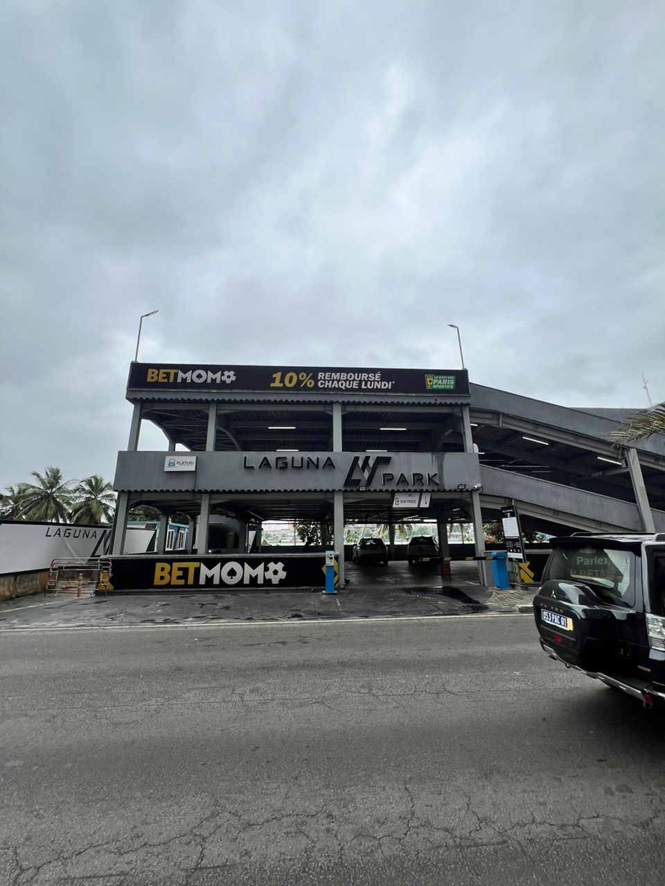 façade laguna park