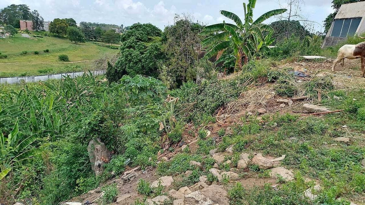 Terrain de 1500 m2 situé à Cocody Mermoz pour un bail à construction — Mermoz, Cocody (photo 1)