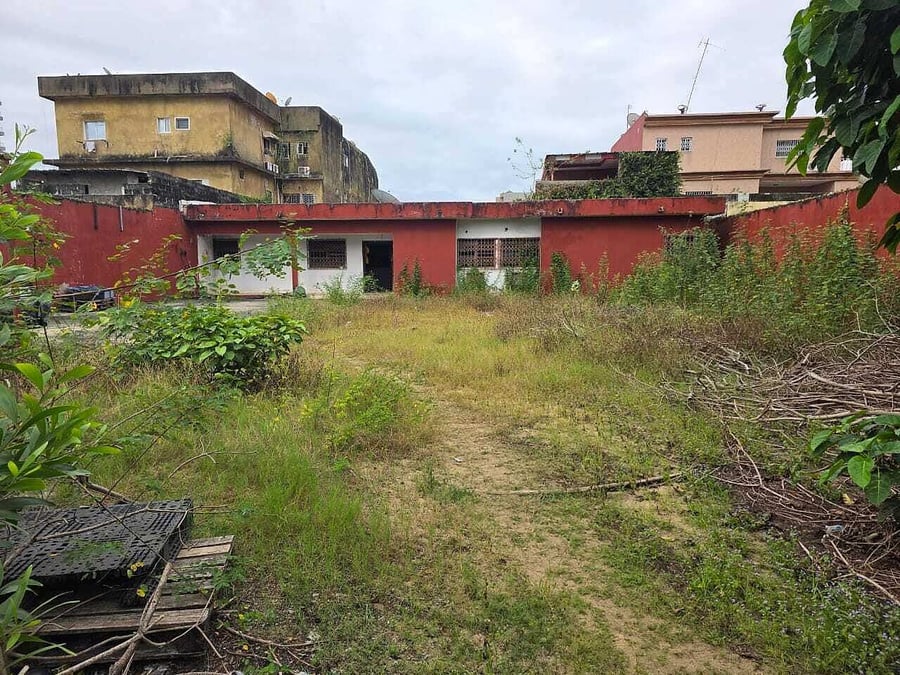 Terrain de 650 m2 à la vente situé en zone 4 rue du Canal juste à côté de l'hôtel Golden — Marcory Zone 4, Marcory (photo 2)