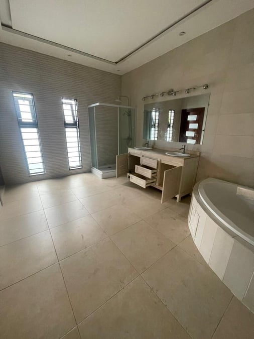 Villa 9 pièces à vendre, Mbadon, Cocody — Mbadon, Cocody (photo 2)