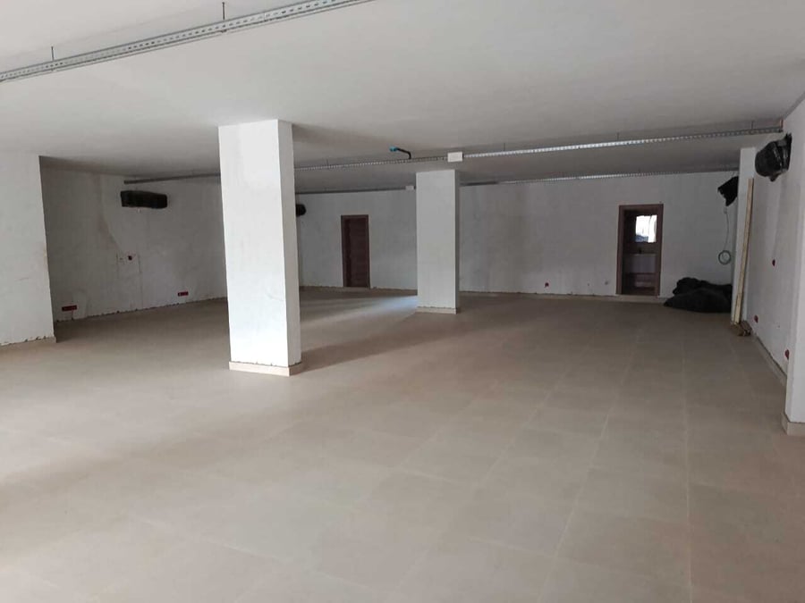 Immeuble R+4 Riviera 6 — Bureau de 250 m² à louer, Riviera, Cocody — Riviera, Cocody (photo 3)
