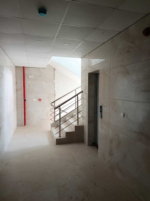 Immeuble R+4 Riviera 6 — Bureau de 250 m² à louer, Riviera, Cocody — Riviera, Cocody (photo 8)