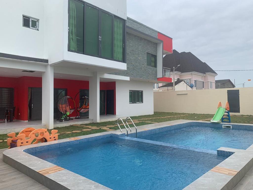piscine new villa 19 pièces