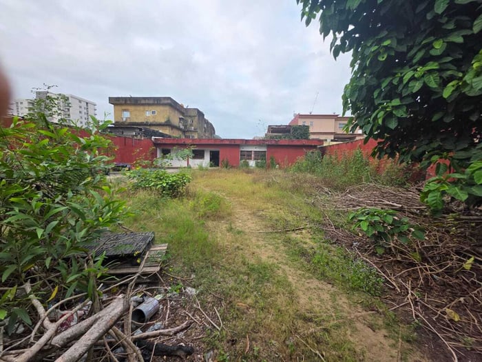 Terrain de 650 m2 à la vente situé en zone 4 rue du Canal juste à côté de l'hôtel Golden image